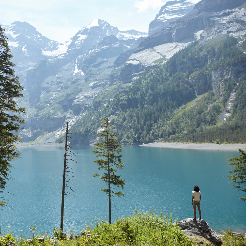 The Cambrian Adelboden in Adelboden – Wanderer am Oeschinensee mit Bergpanorama | Wellnesshotel Berner Oberland