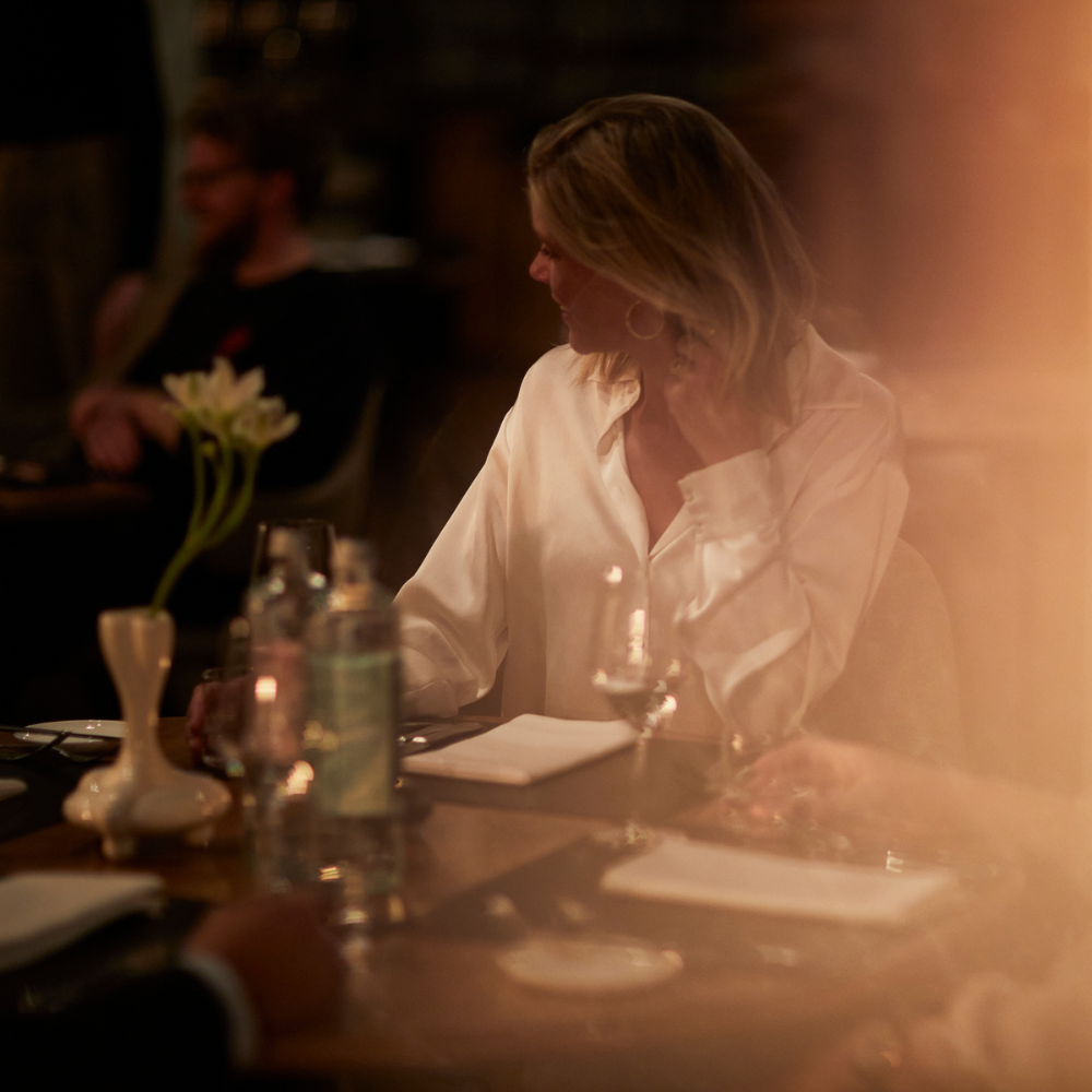 The Cambrian Adelboden in Adelboden – Gast genießt das Abendessen in stilvollem Restaurantambiente | Wellnesshotel Berner Oberland