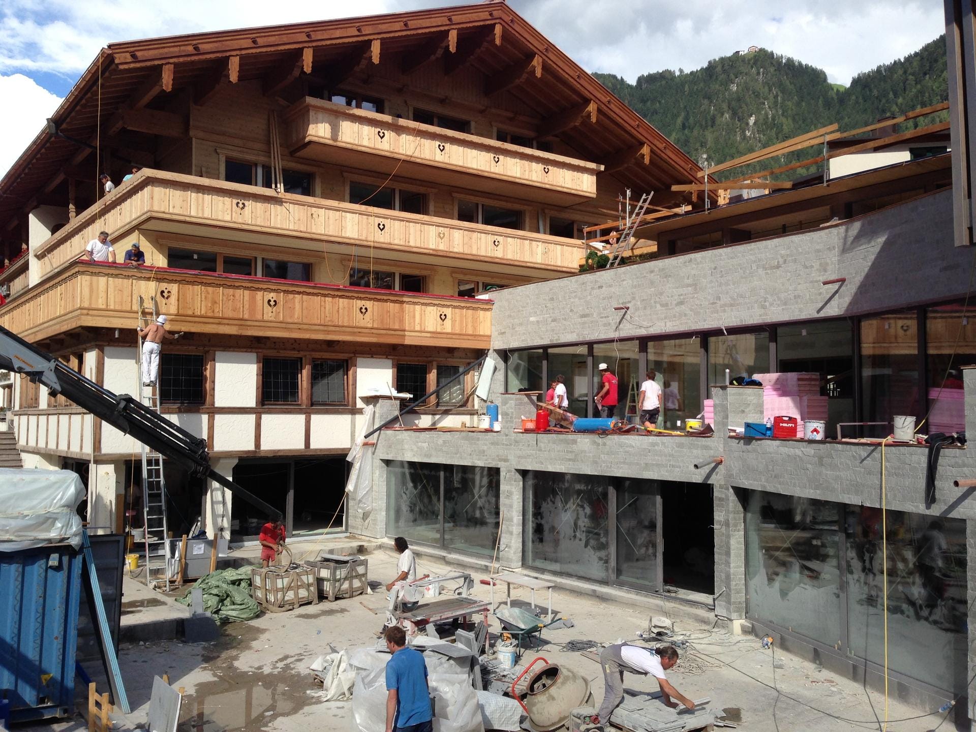 ElisabethHotel in Mayrhofen – Baustelle des Hotels mit Bauarbeitern | Wellnesshotel Zillertal