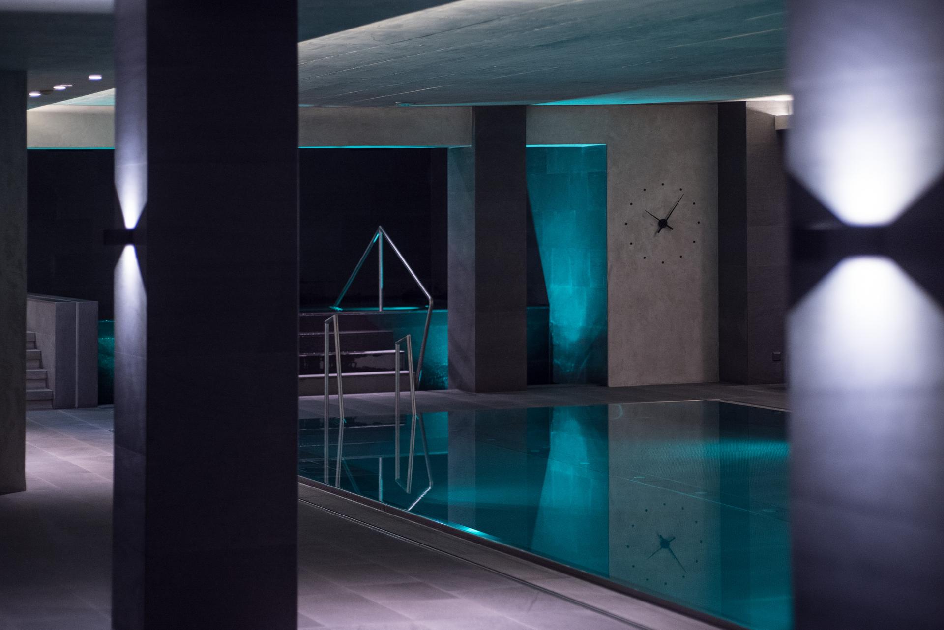 ElisabethHotel in Mayrhofen – Stilvoller Innenpool mit atmosphärischer Beleuchtung und modernem Design | Wellnesshotel Zillertal