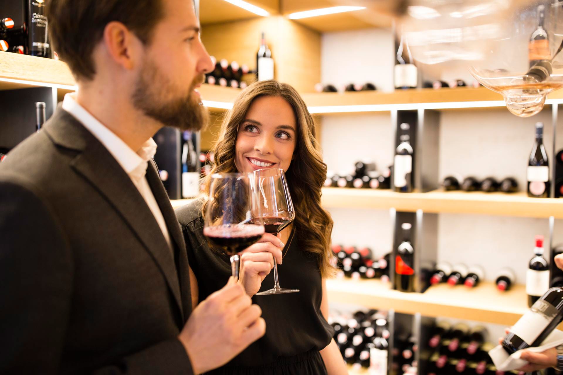 ElisabethHotel in Mayrhofen – Gäste genießen eine Weinprobe im Weinkeller des Hotels | Wellnesshotel Zillertal
