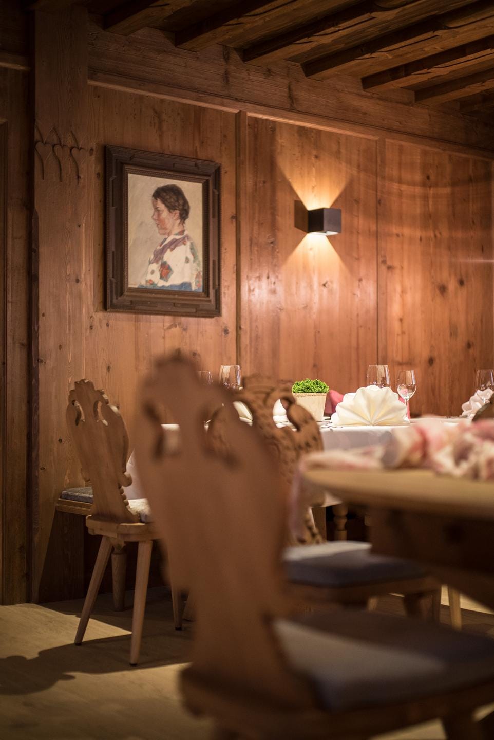 ElisabethHotel in Mayrhofen – Traditioneller Restaurantbereich mit Holzelementen und Gemälde | Wellnesshotel Zillertal