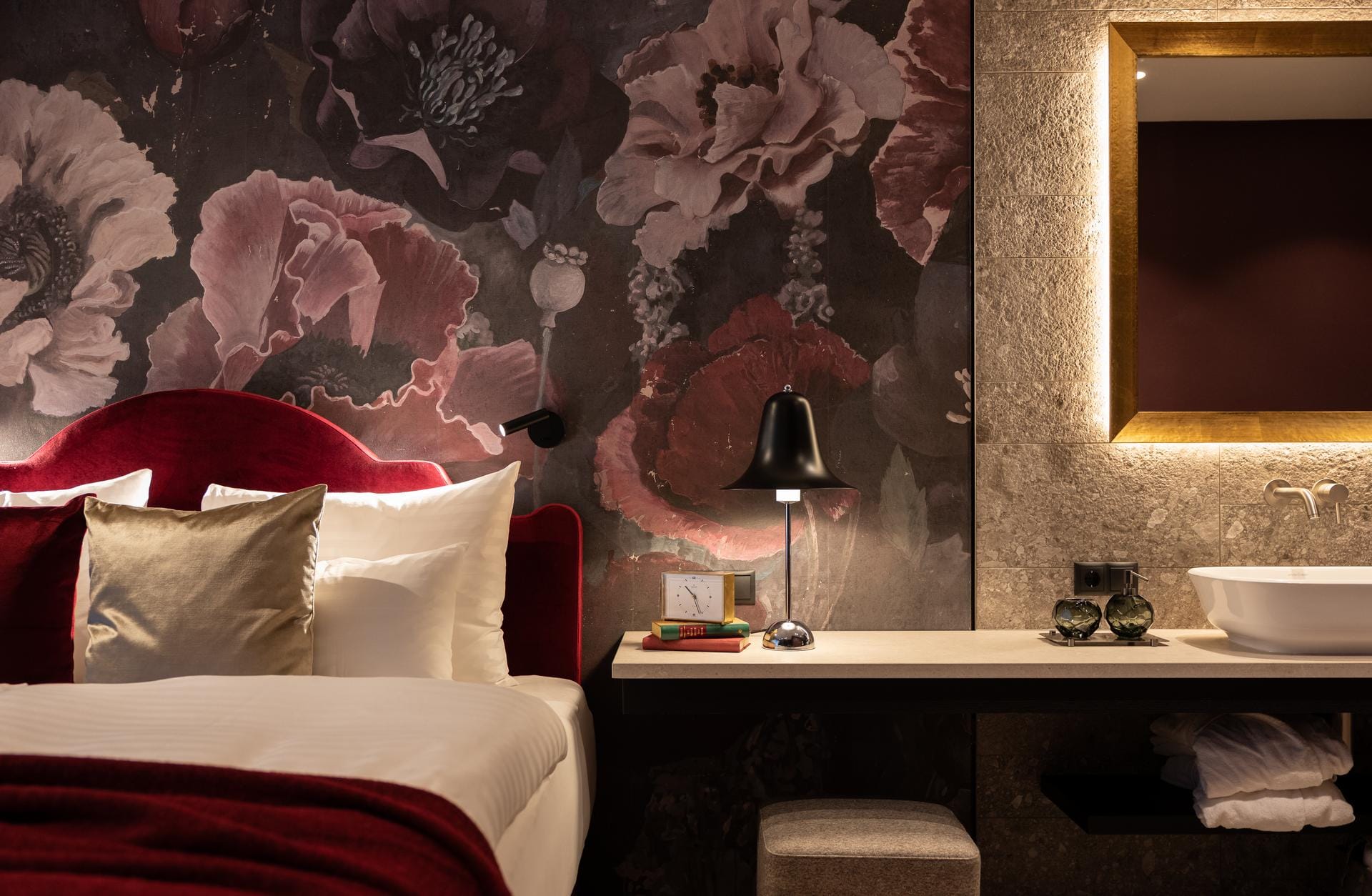 ElisabethHotel in Mayrhofen – Modernes Hotelzimmer mit floraler Wandgestaltung und stilvollem Waschbereich | Wellnesshotel Zillertal