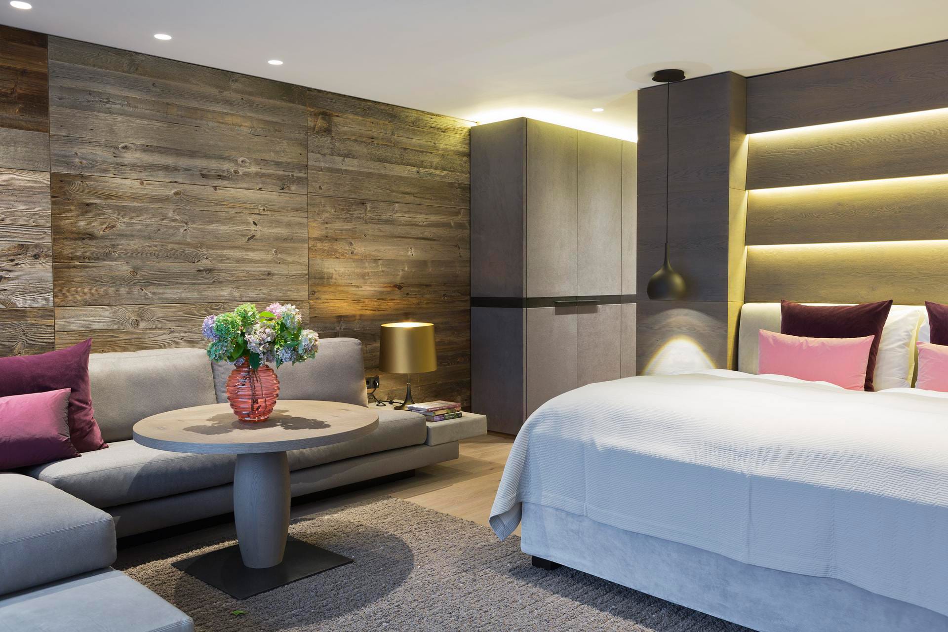 ElisabethHotel in Mayrhofen – Geräumiges Hotelzimmer mit modernem Design und gemütlicher Sitzecke | Wellnesshotel Zillertal