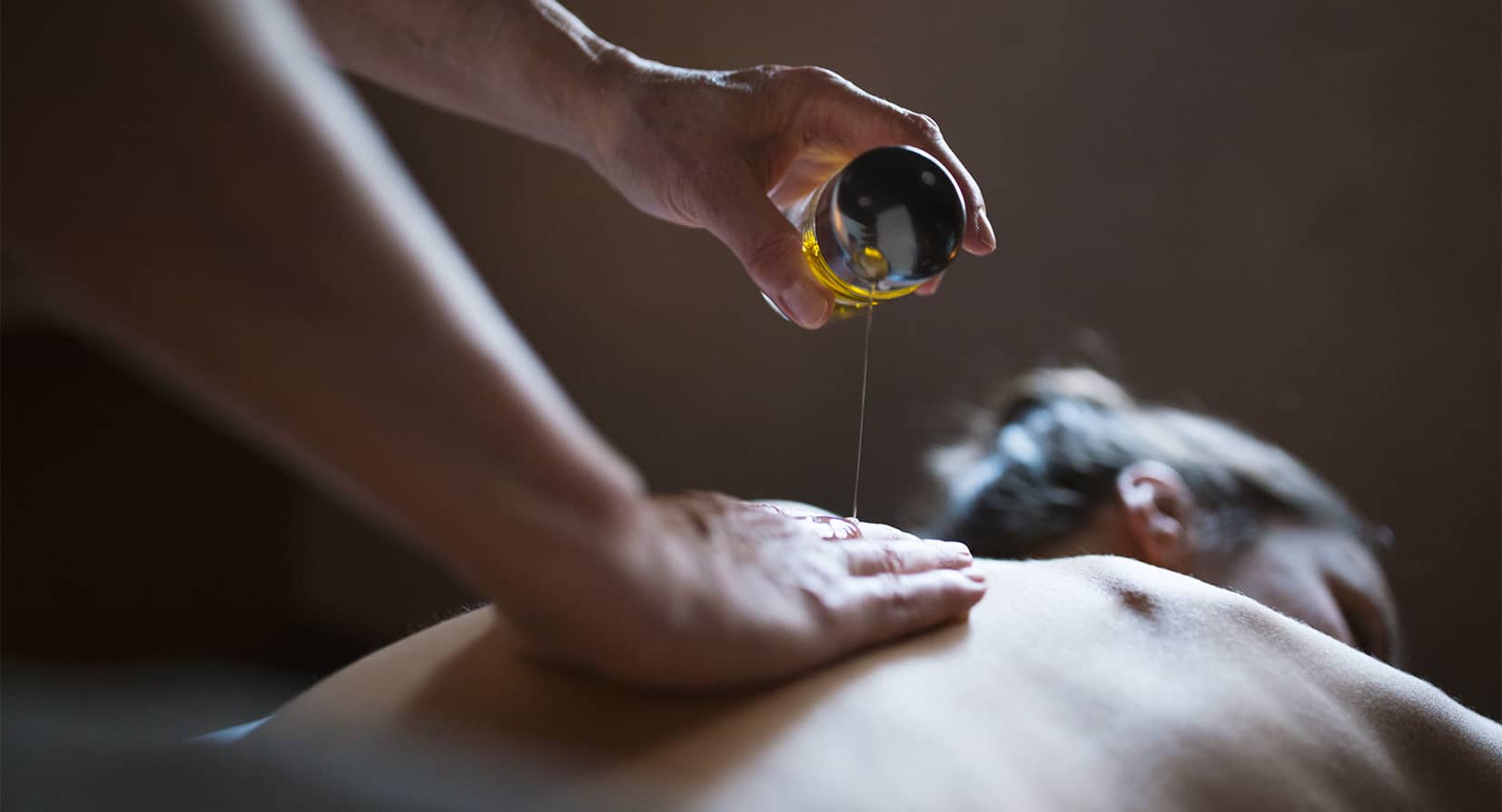 ElisabethHotel in Mayrhofen – Wohltuende Rückenmassage mit Öl im Spa-Bereich | Wellnesshotel Zillertal