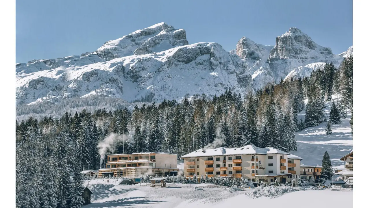 Hotel Cristallo in Levico Terme – Außenansicht im Winter mit verschneitem Bergpanorama | Wellnesshotel Trentino