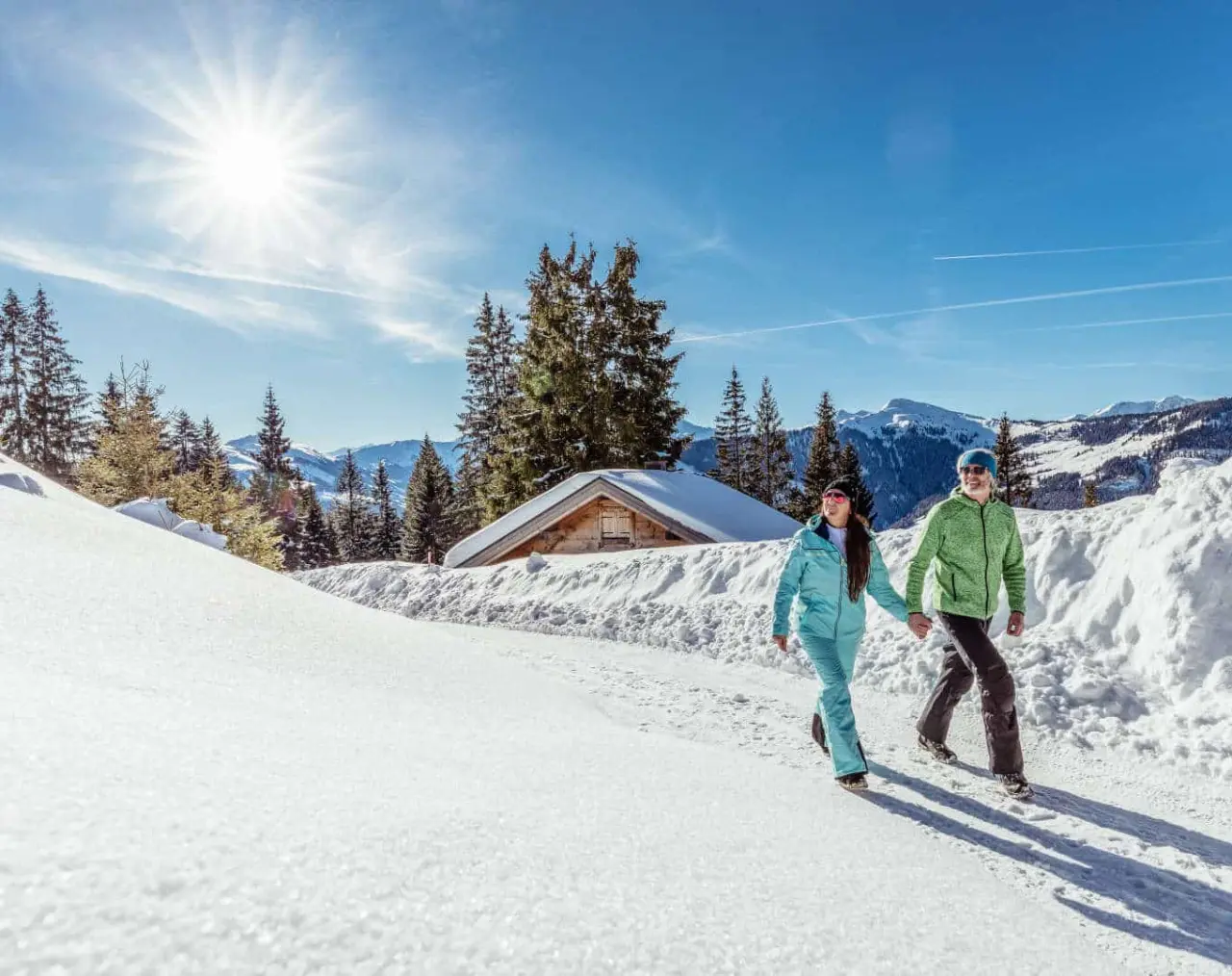 Winterwanderung im Schnee mit strahlendem Sonnenschein und Bergpanorama am Alpbacherhof****s Resort.