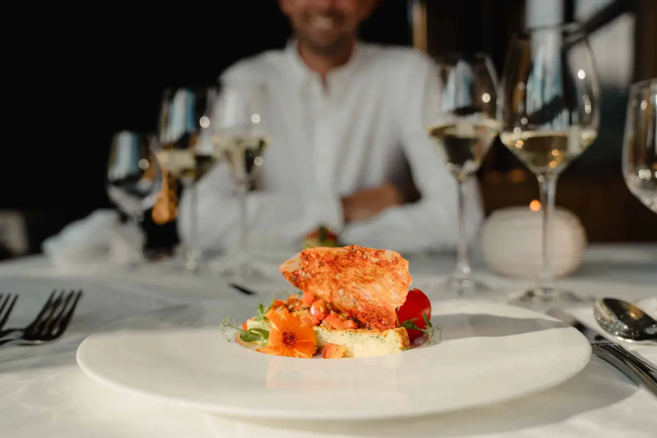 Exquisites Hauptgericht mit Hähnchen und frischem Gemüse im Restaurant des Alpbacherhof****s.