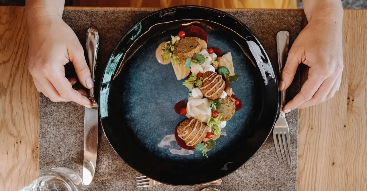 Exquisit angerichtetes Gericht im Restaurant des Klosterhof - Alpine Hideaway & Spa.