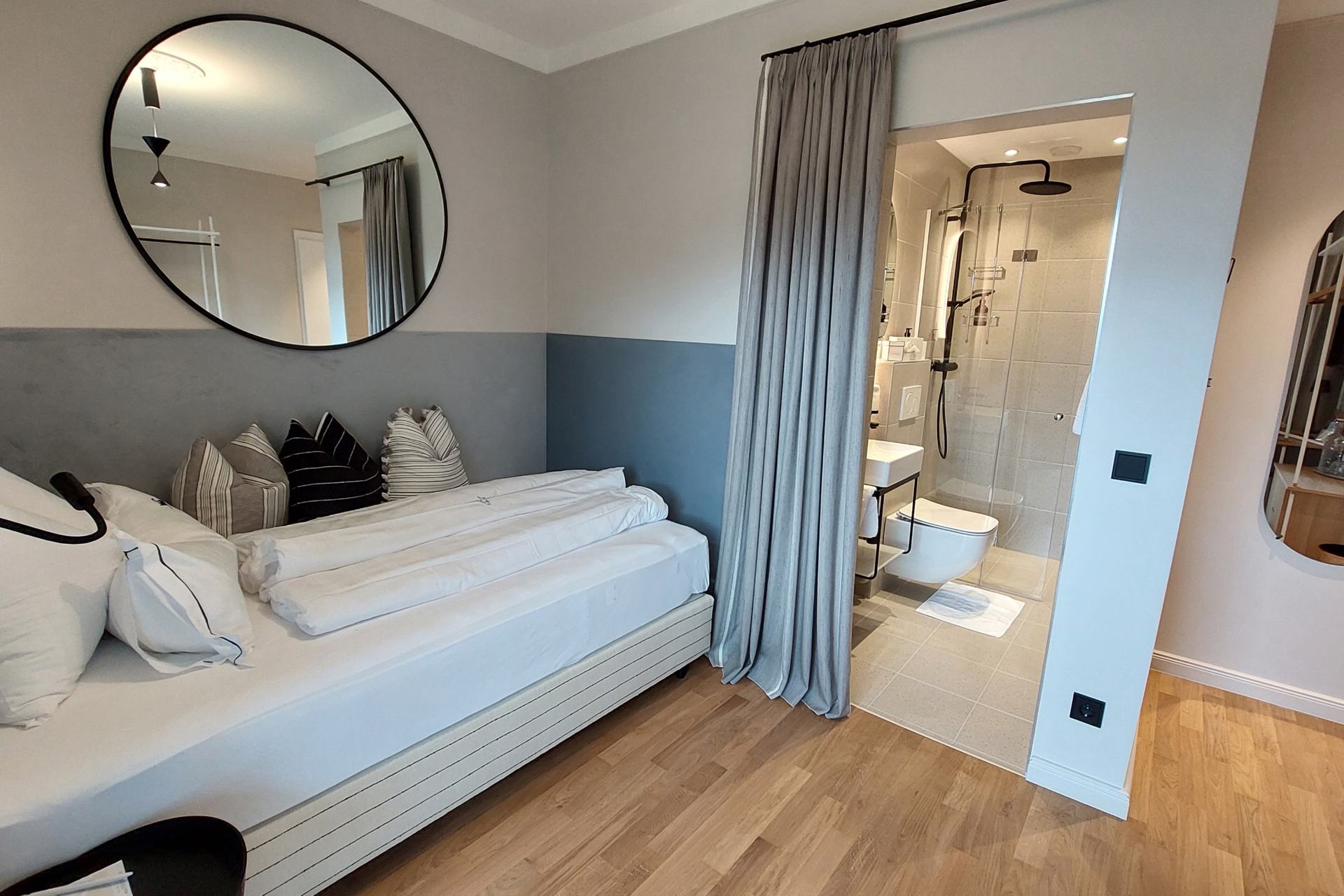 KOLLERs Hotel in Seeboden am Millstätter See – Modernes Einzelzimmer mit offenem Badbereich | Wellnesshotel Kärnten