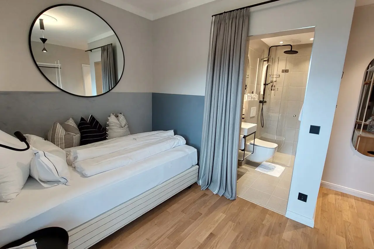 KOLLERs Hotel in Seeboden am Millstätter See – Modernes Einzelzimmer mit offenem Badbereich | Wellnesshotel Kärnten