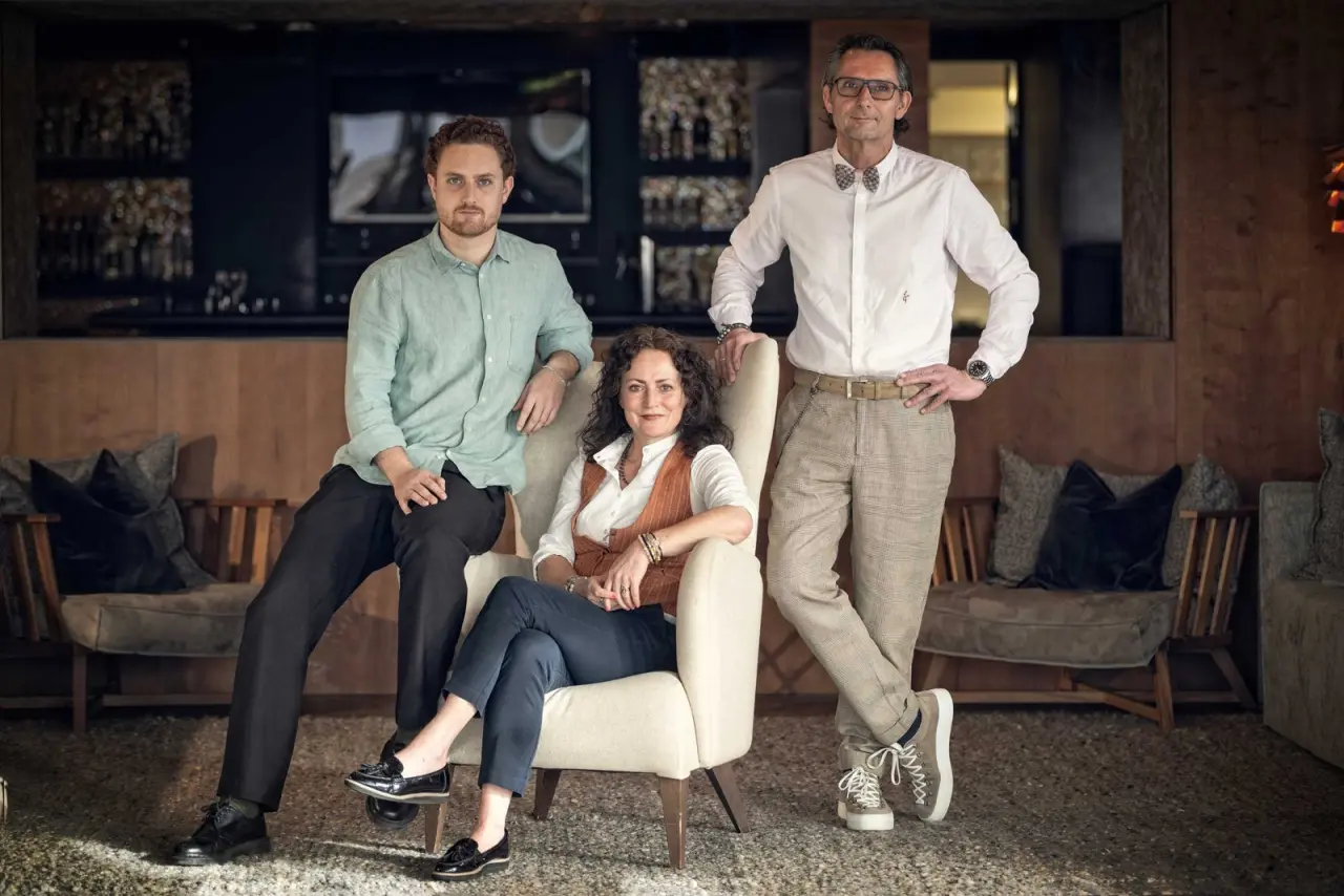 Die Gastgeberfamilie des Wellnesshotels Lindenwirt im eleganten Lobbybereich. Persönliche Gastfreundschaft im Bayerischen Wald.