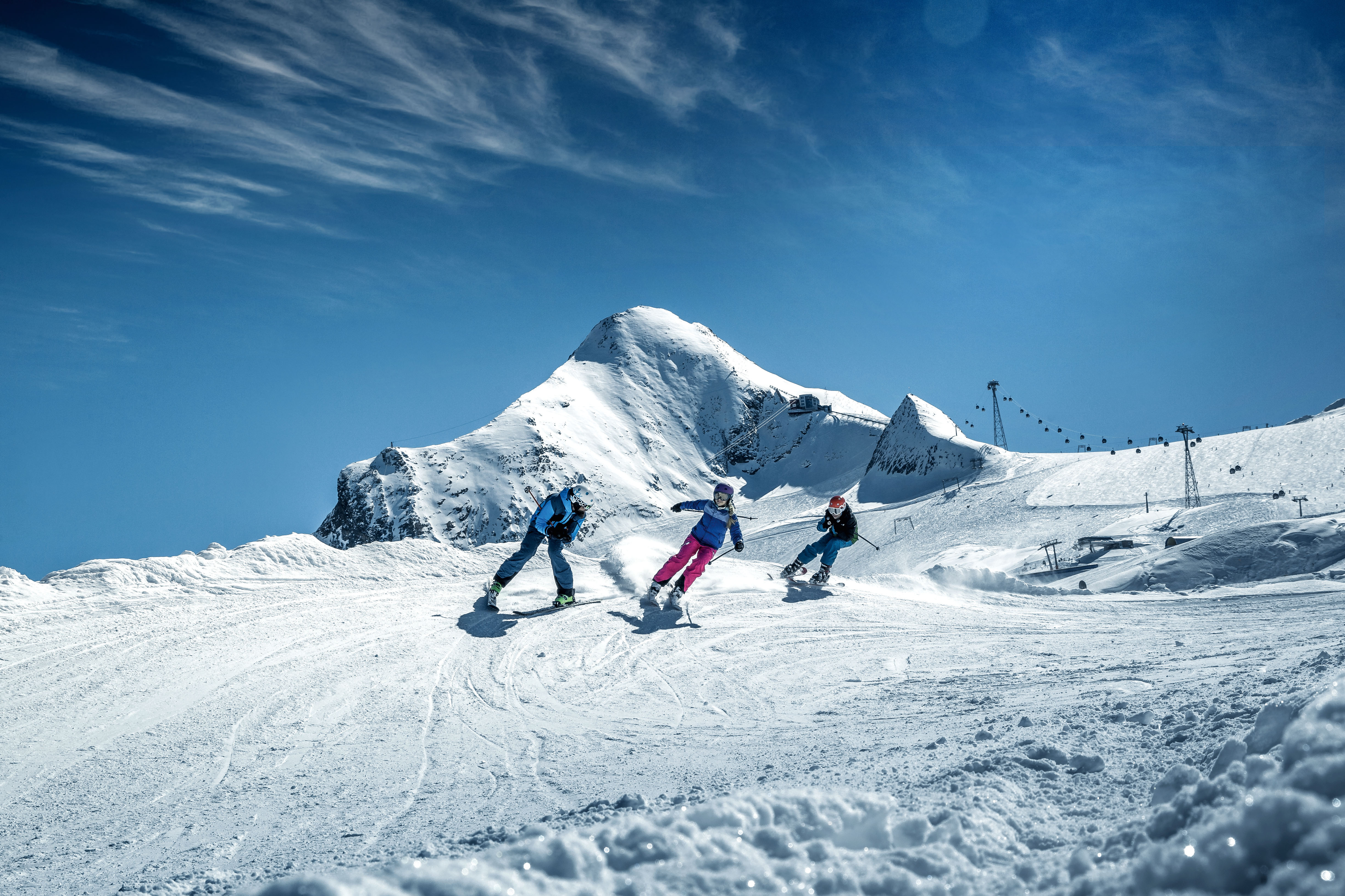 Das Alpenhaus Kaprun in Kaprun – Skifahrer auf der Piste mit Bergpanorama | Wellnesshotel Pinzgau