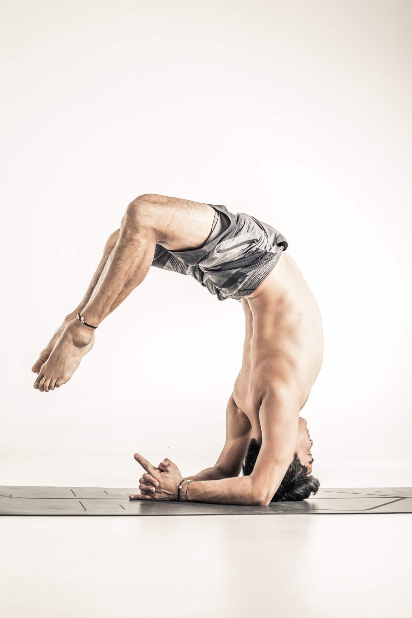 Das Alpenhaus Kaprun in Kaprun – Mann in Yoga-Pose auf Matte | Wellnesshotel Pinzgau