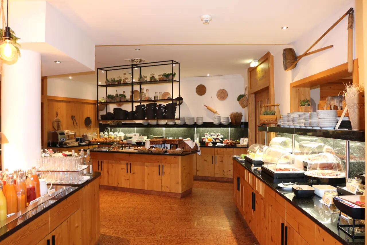 Das Alpenhaus Kaprun in Kaprun – Reichhaltiges Frühstücksbuffet im Restaurant | Wellnesshotel Pinzgau