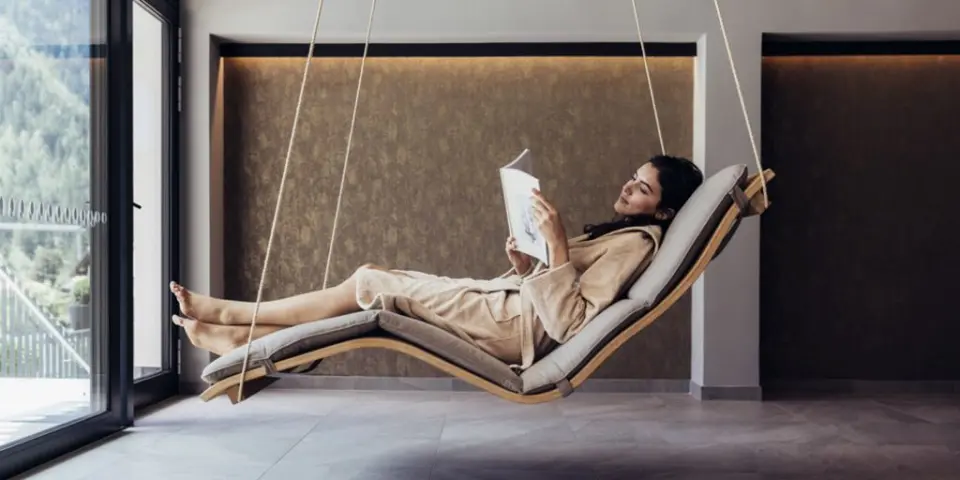 Entspannende Hängeliege im Ruhebereich des Hotel Habicher Hof mit Blick ins Grüne