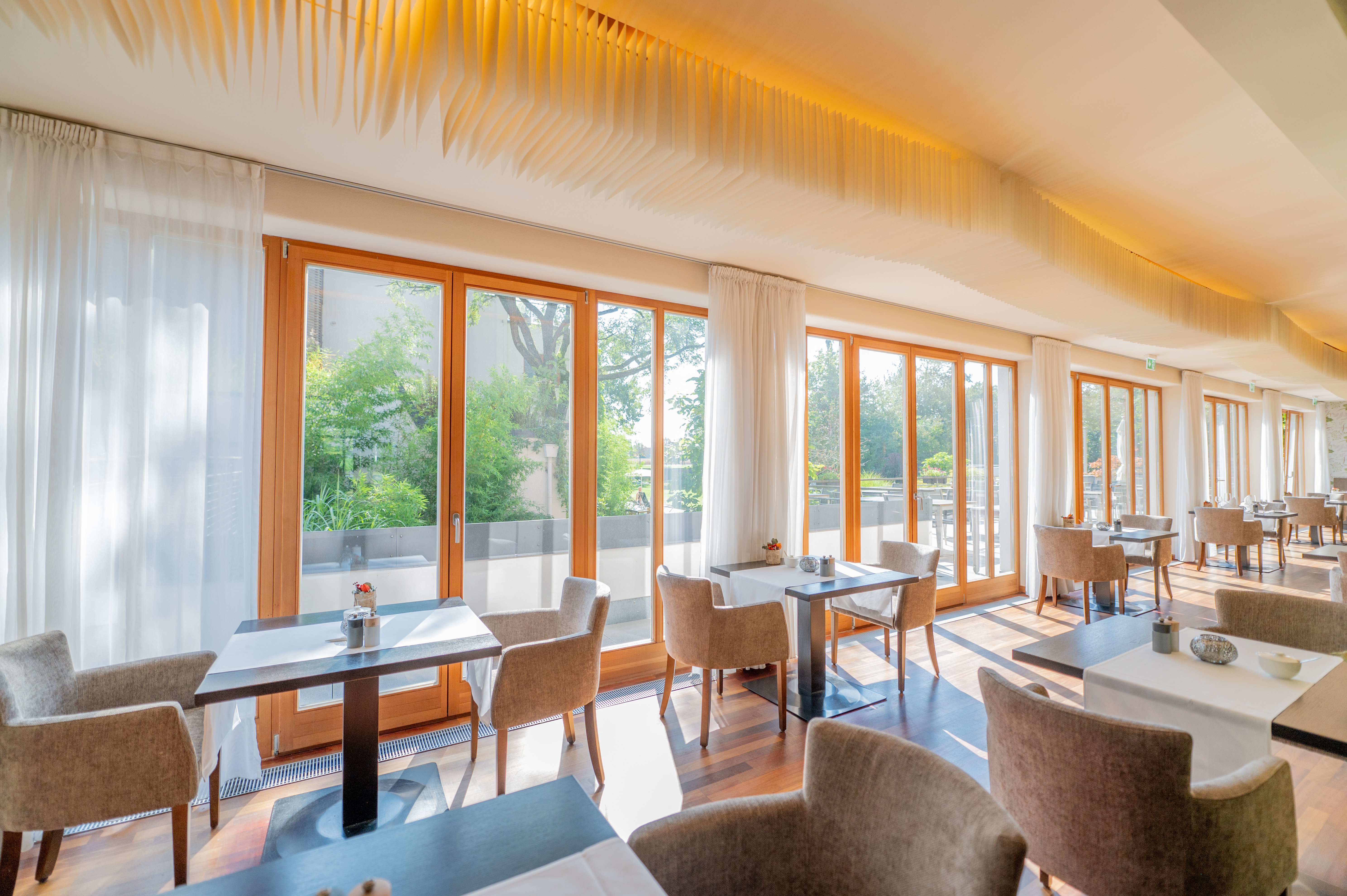 Bio-Thermalhotel Falkenhof**** in Bad Füssing – Helles Restaurant mit Blick ins Grüne | Wellnesshotel Niederbayern
