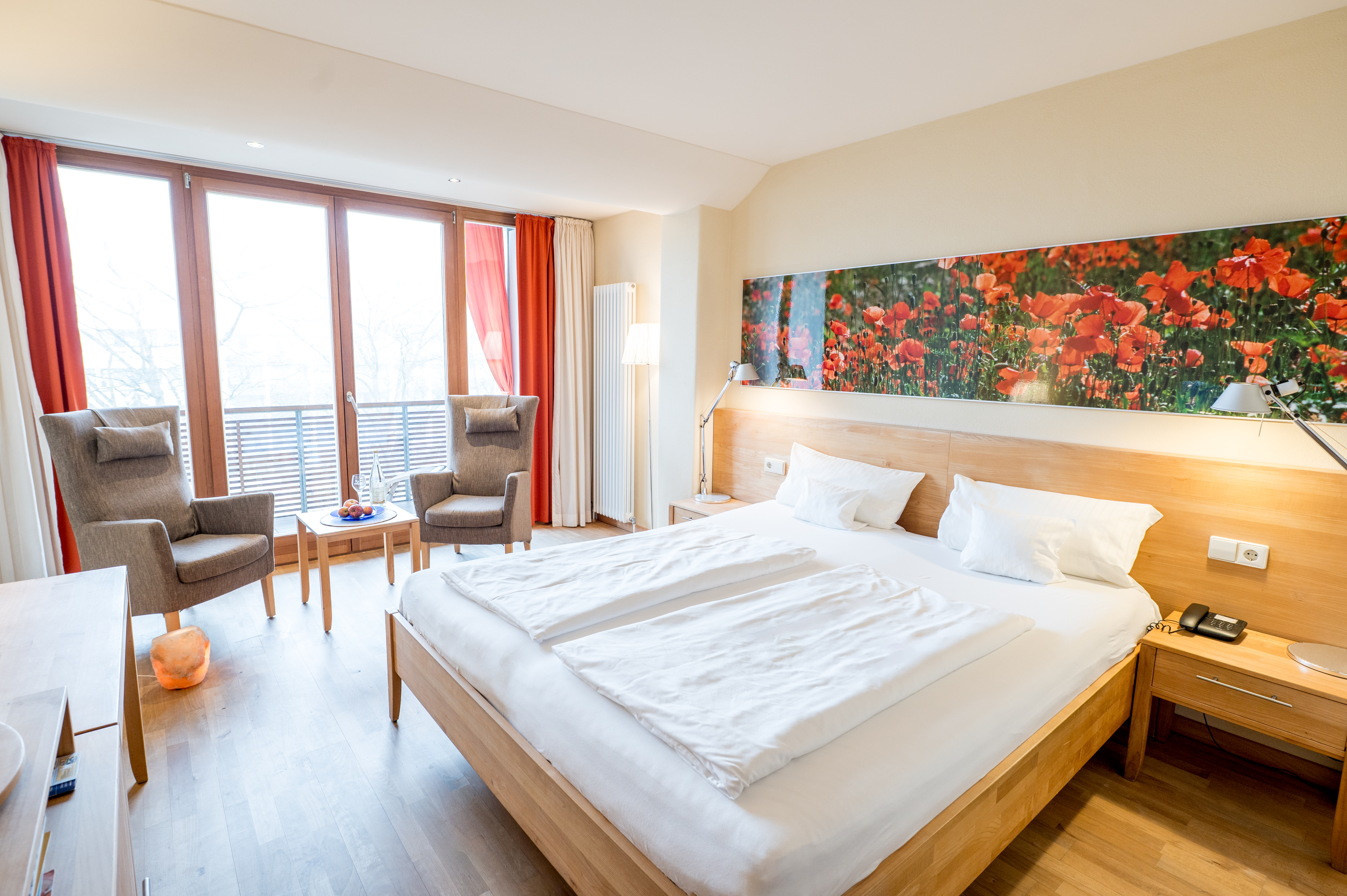 Bio-Thermalhotel Falkenhof**** in Bad Füssing – Geräumiges Doppelzimmer mit Sitzbereich und Balkon | Wellnesshotel Niederbayern