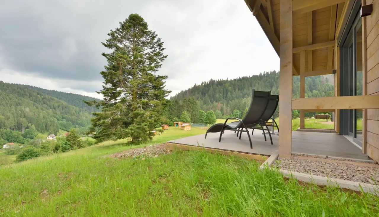 Entspannungsterrasse mit Liegestühlen und weitem Blick auf die grüne Schwarzwaldlandschaft im Hotel Rößle.