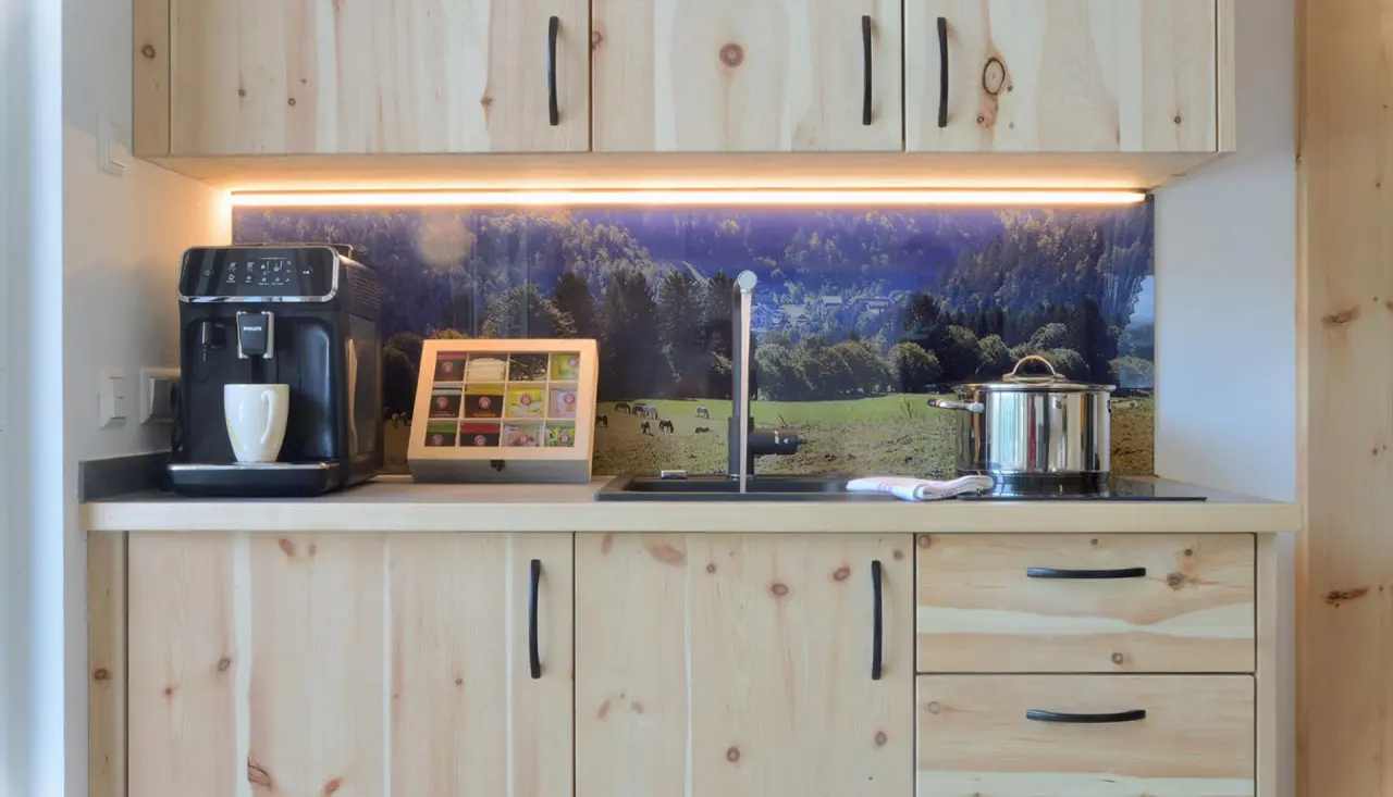 Gemütliche Küchenzeile mit Kaffeemaschine und Spüle im Hotelzimmer des Hotel Rößle.