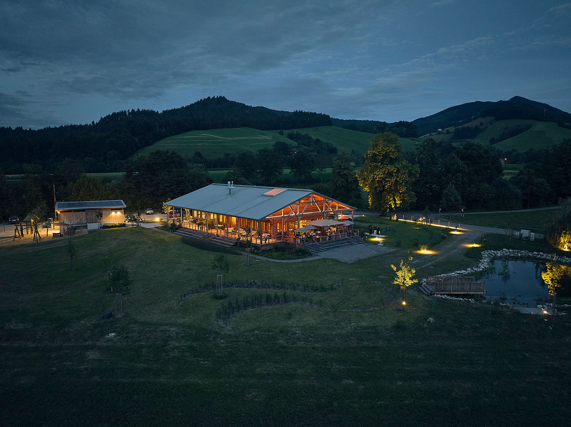 Hotel Die Halde in Oberried-Hofsgrund – Beleuchtetes Hotelgebäude bei Dämmerung | Wellnesshotel Schwarzwald
