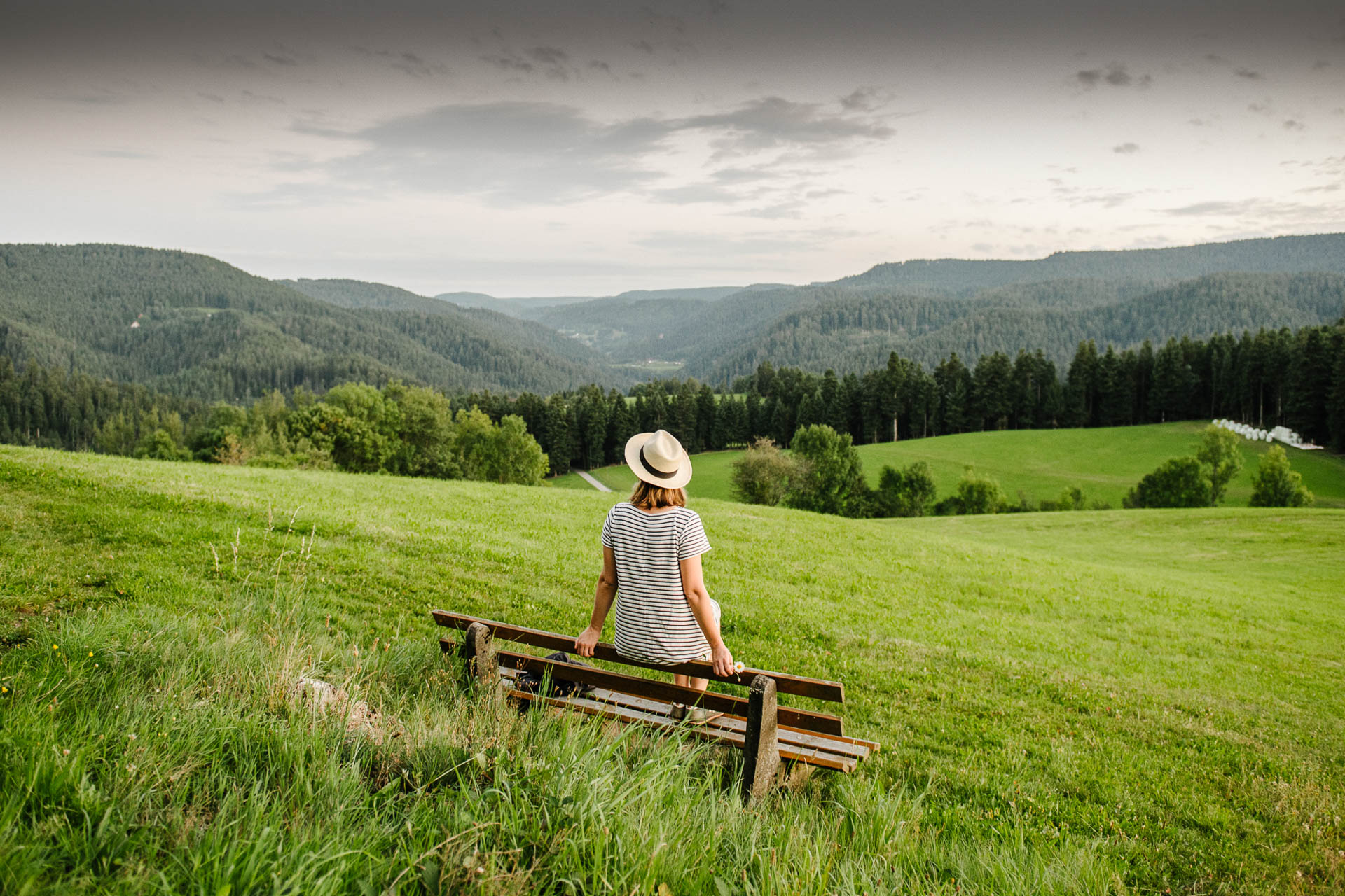 Hotel Die Halde in Oberried-Hofsgrund – Frau genießt den Ausblick über das Tal | Wellnesshotel Schwarzwald