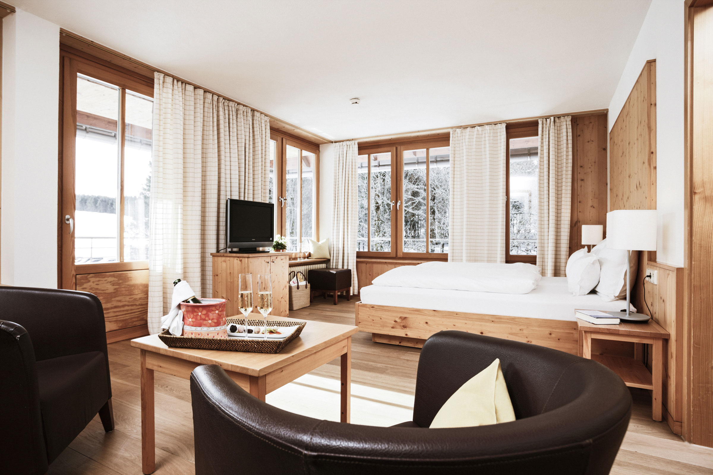 Hotel Die Halde in Oberried-Hofsgrund – Komfortables Doppelzimmer mit Sitzbereich und Ausblick | Wellnesshotel Schwarzwald