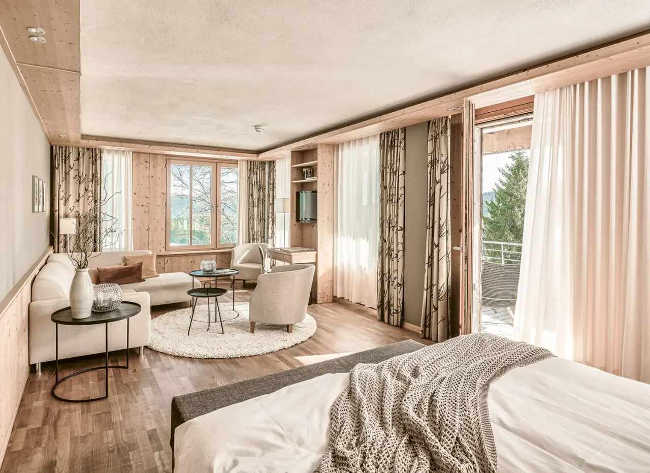 Hotel Die Halde in Oberried-Hofsgrund – Geräumige Suite mit Balkon und Blick in die Natur | Wellnesshotel Schwarzwald