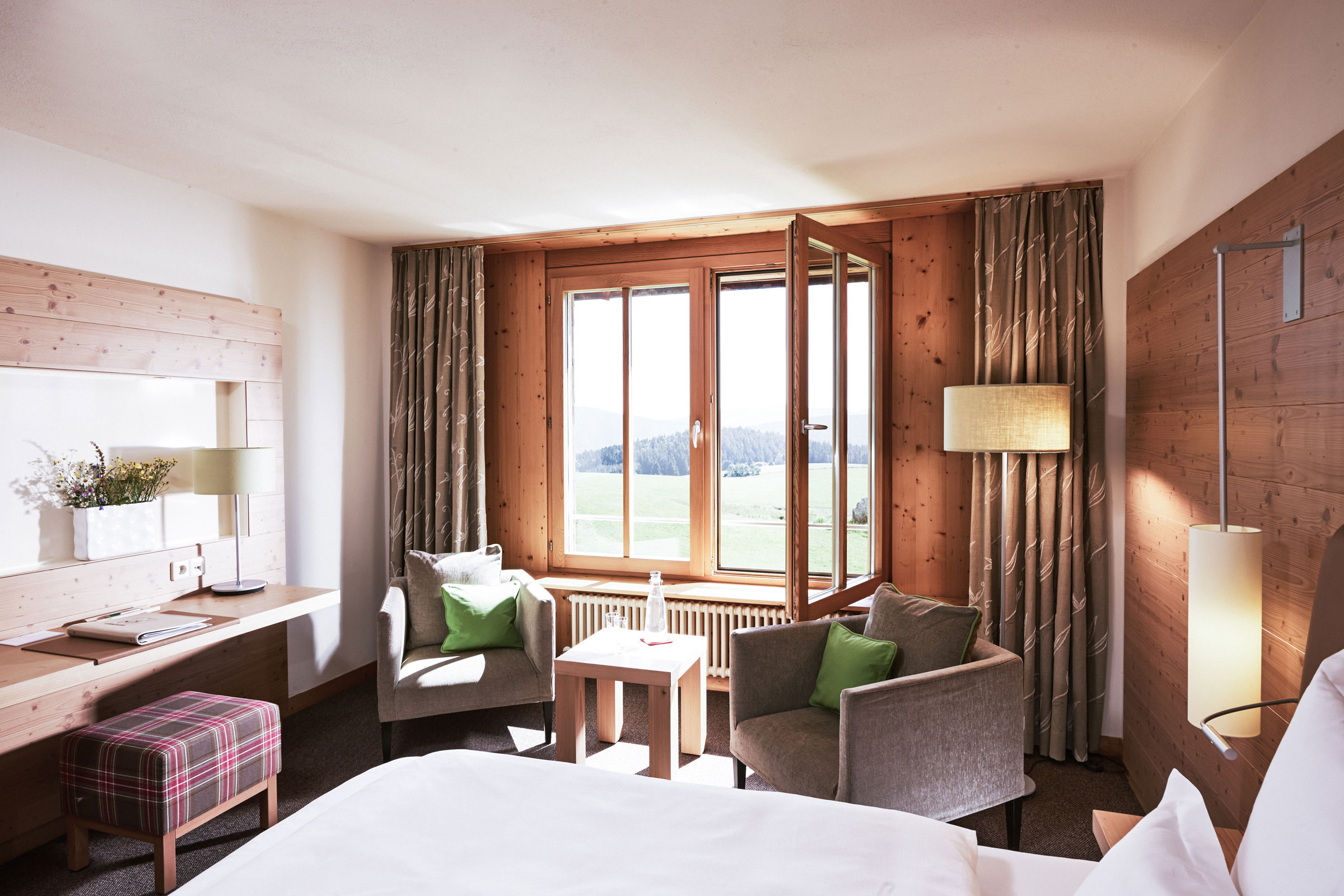 Hotel Die Halde in Oberried-Hofsgrund – Helles Doppelzimmer mit gemütlicher Sitzecke und Ausblick | Wellnesshotel Schwarzwald