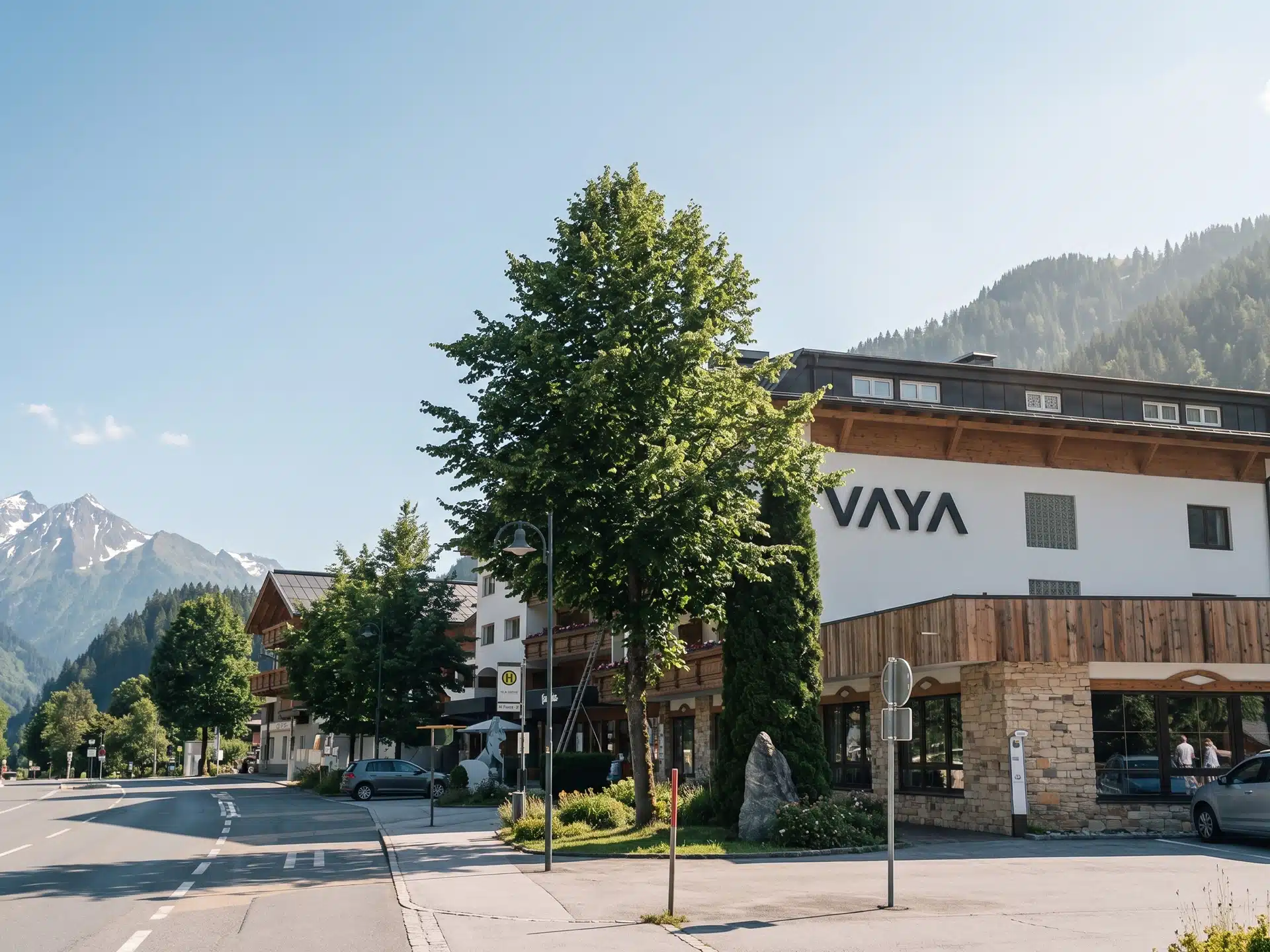 Hotel Alpenrose in Elbigenalp – Hotelansicht von der Straße mit Bergkulisse | Wellnesshotel Lechtal