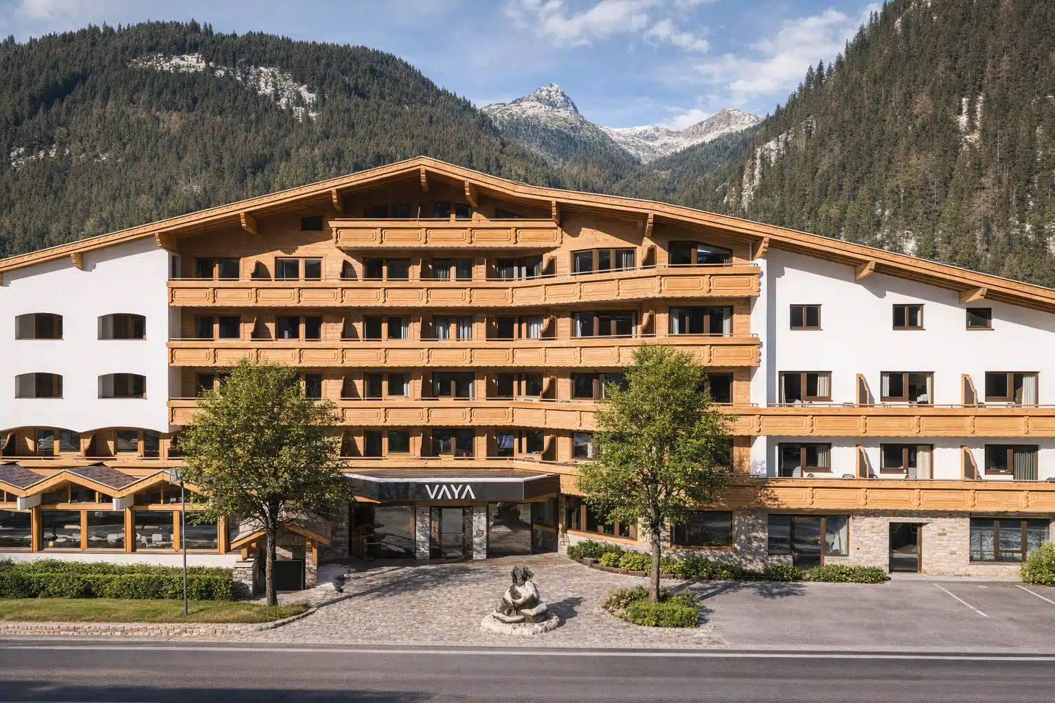 Hotel Alpenrose in Elbigenalp – Alpines Hotelgebäude vor beeindruckender Bergkulisse | Wellnesshotel Lechtal