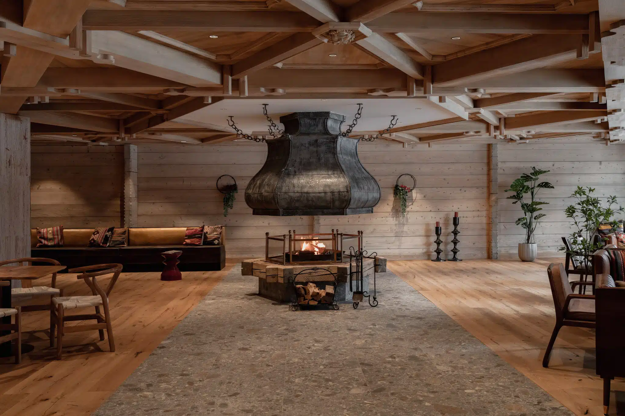 Hotel Alpenrose in Elbigenalp – Gemütliche Hotellobby mit zentralem Kamin | Wellnesshotel Lechtal