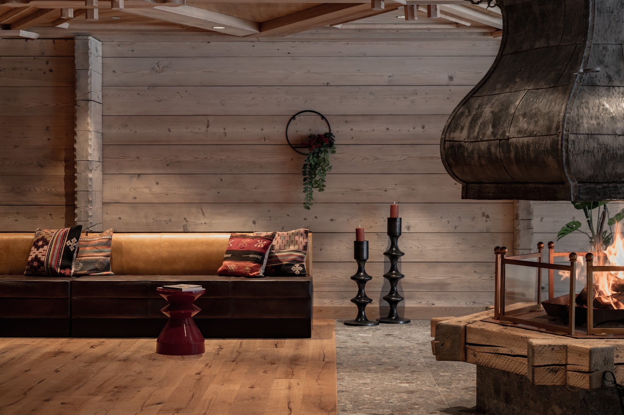 Hotel Alpenrose in Elbigenalp – Gemütliche Lounge mit Kamin und bequemen Sitzgelegenheiten | Wellnesshotel Lechtal