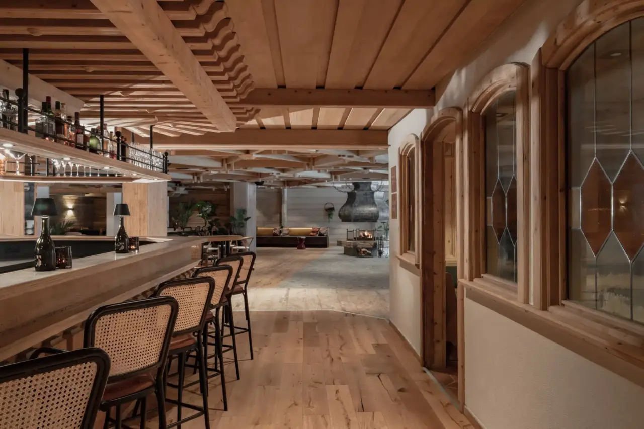 Hotel Alpenrose in Elbigenalp – Gemütliche Hotelbar mit Holzelementen und Kamin | Wellnesshotel Lechtal