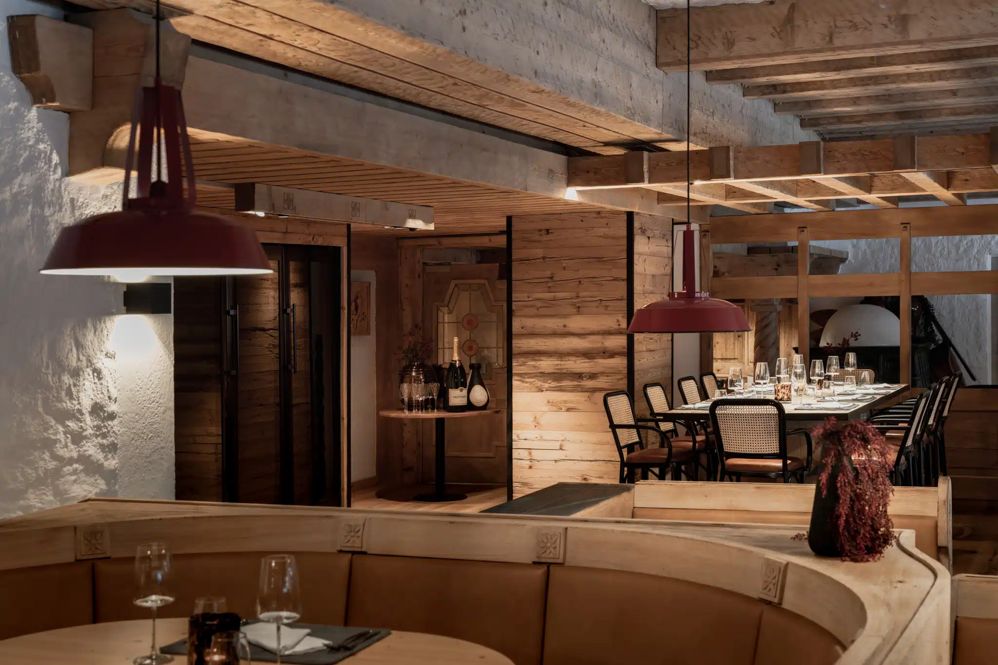 Hotel Alpenrose in Elbigenalp – Stilvolles Restaurant mit Holztischen und gemütlicher Atmosphäre | Wellnesshotel Lechtal