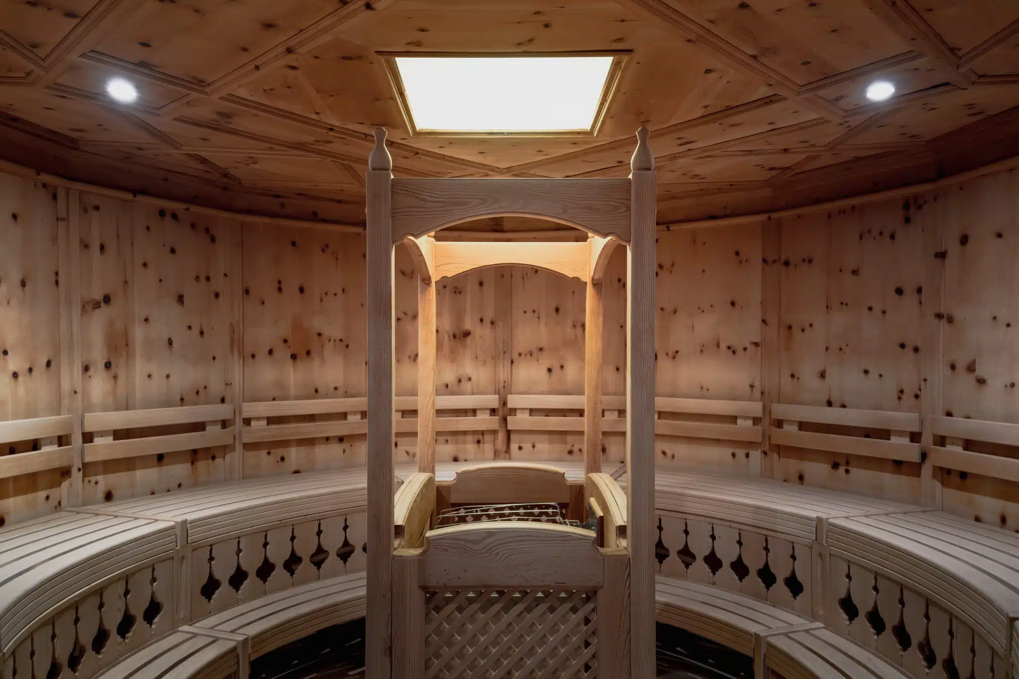 Hotel Alpenrose in Elbigenalp – Runde Holzsauna mit zentralem Ofen | Wellnesshotel Lechtal