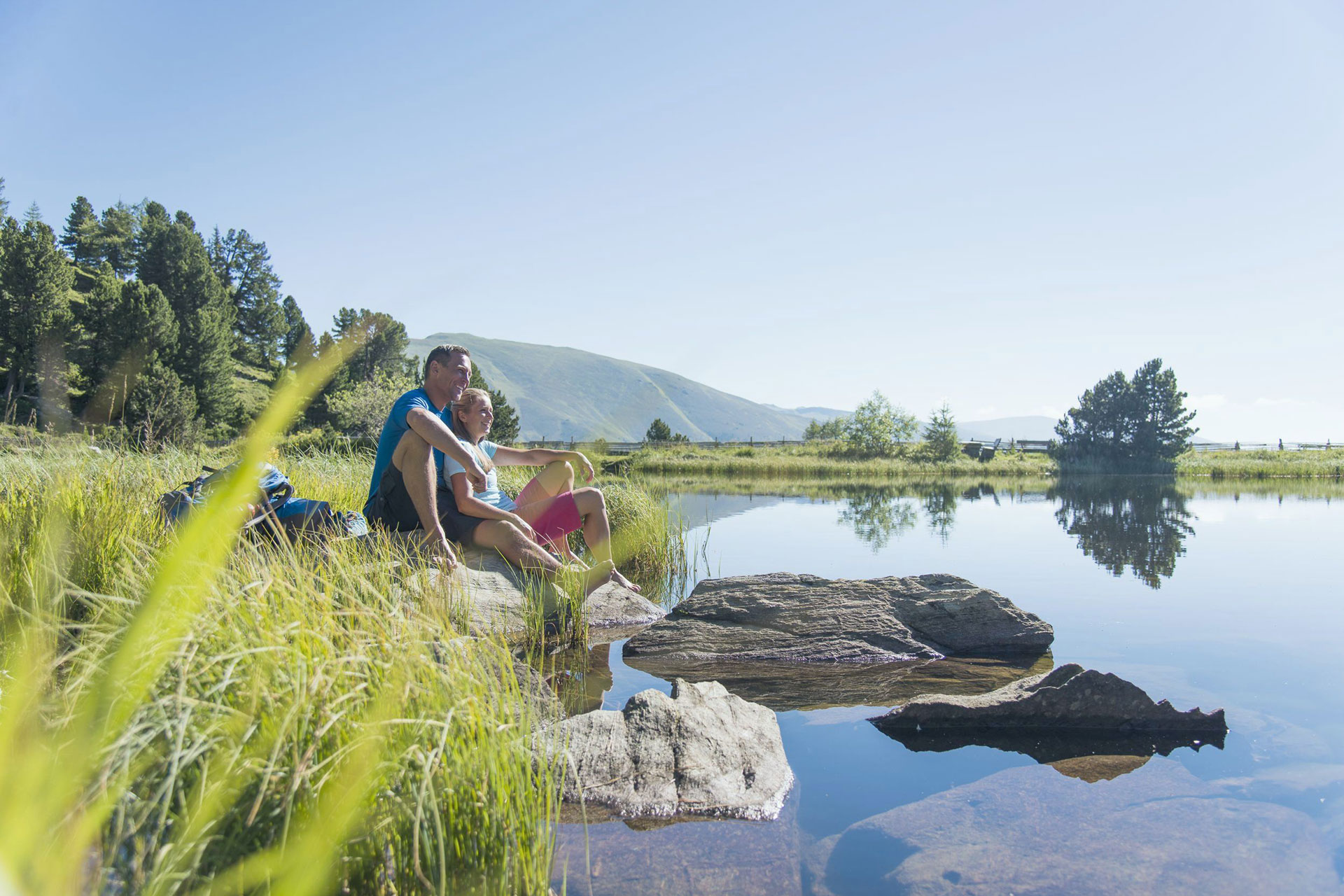 Hotel DIE POST in Bad Kleinkirchheim – Paar entspannt am Bergsee in der Natur | Wellnesshotel Kärnten