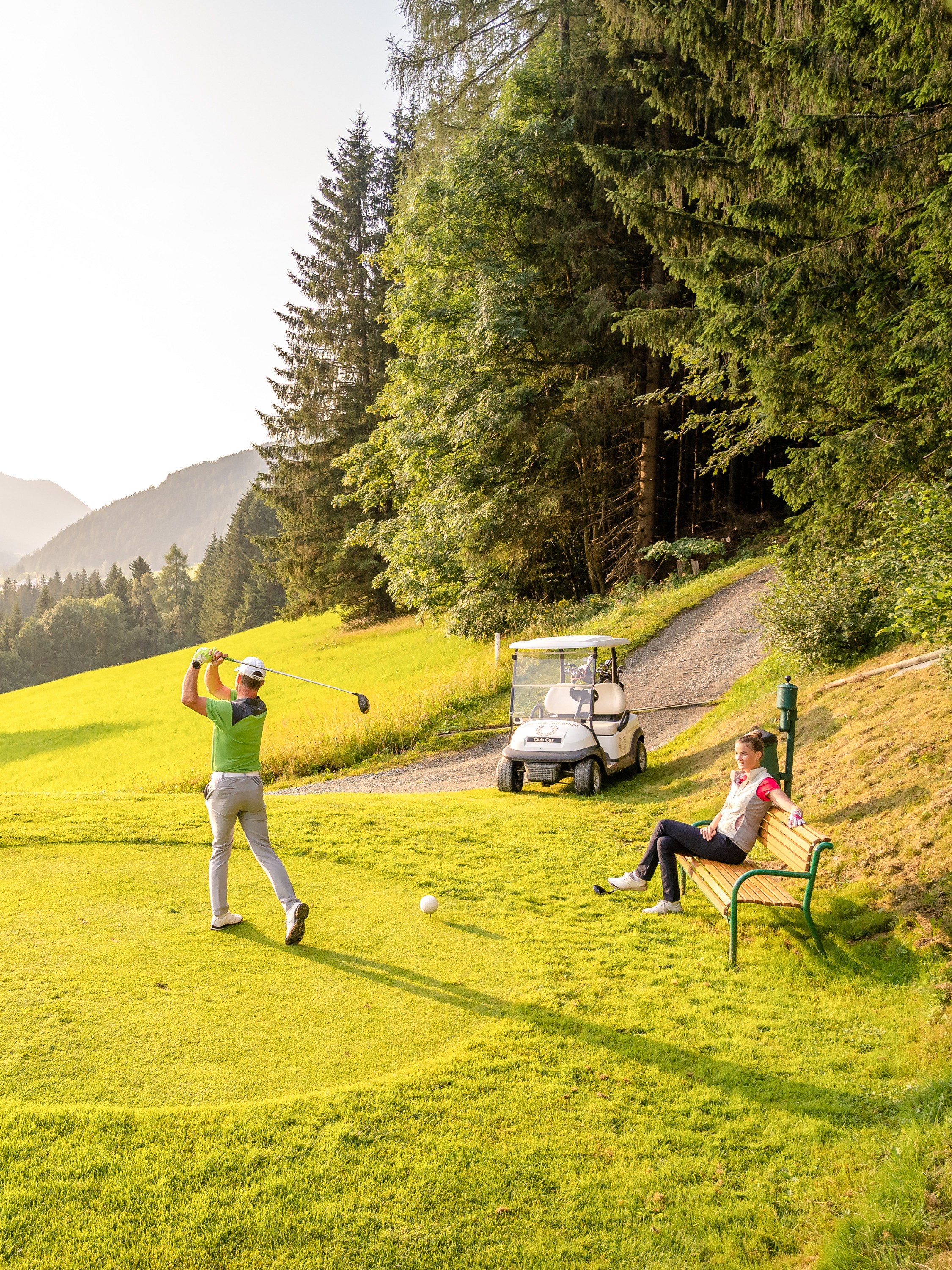 Hotel DIE POST in Bad Kleinkirchheim – Golfer auf dem Golfplatz mit Bergkulisse | Wellnesshotel Kärnten