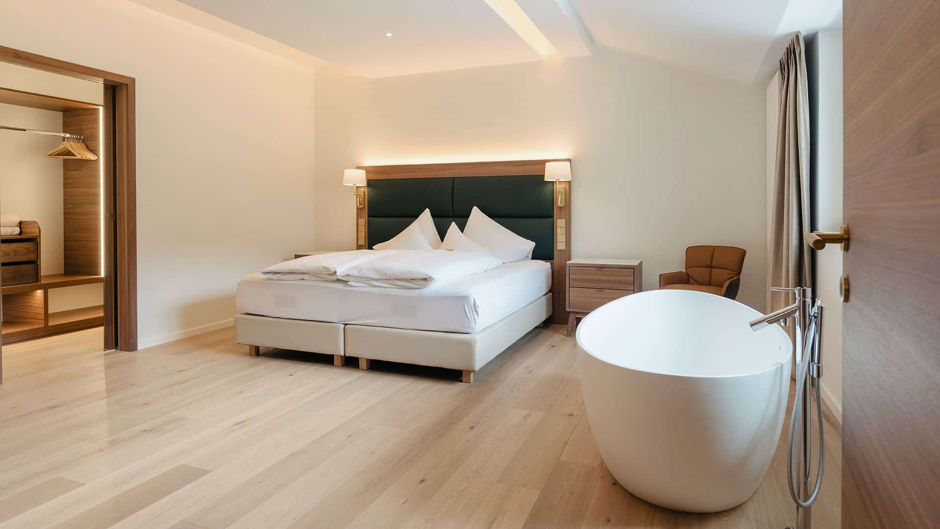 Hotel DIE POST in Bad Kleinkirchheim – Modernes Doppelzimmer mit freistehender Badewanne | Wellnesshotel Kärnten