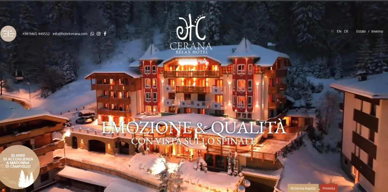 Cerana Relax Hotel in Madonna di Campiglio – Beleuchtete Außenansicht im Winter bei Nacht | Wellnesshotel Trentino