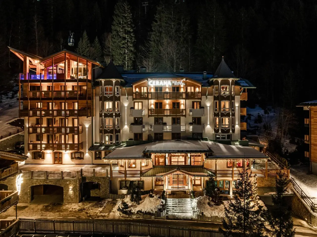 Cerana Relax Hotel in Madonna di Campiglio – Beleuchtete Außenansicht bei Nacht im Winter | Wellnesshotel Trentino