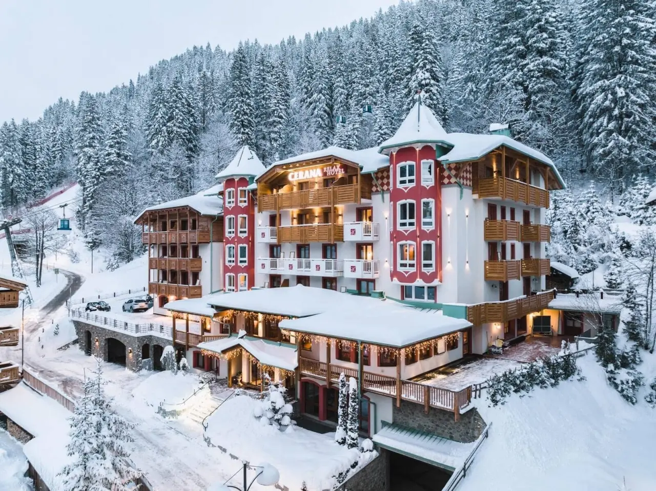 Cerana Relax Hotel in Madonna di Campiglio – Verschneite Außenansicht bei Dämmerung | Wellnesshotel Trentino