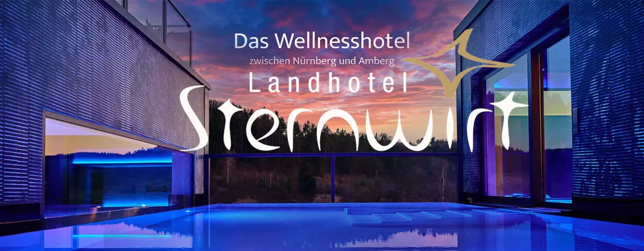 Modernes Infinity Pool mit blauer Beleuchtung und dramatischem Sonnenuntergang im Wellnesshotel Sternwirt.