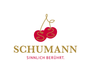 Logo des Hotel BEI SCHUMANN mit Kirschen-Symbol und Slogan 'Sinnlich berührt'.
