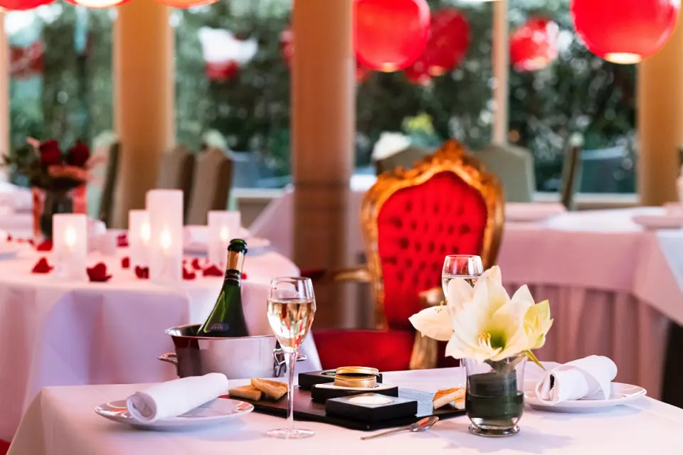 Romantisch gedeckter Tisch mit Champagner und Kerzenlicht im Restaurant des Hotel BEI SCHUMANN.
