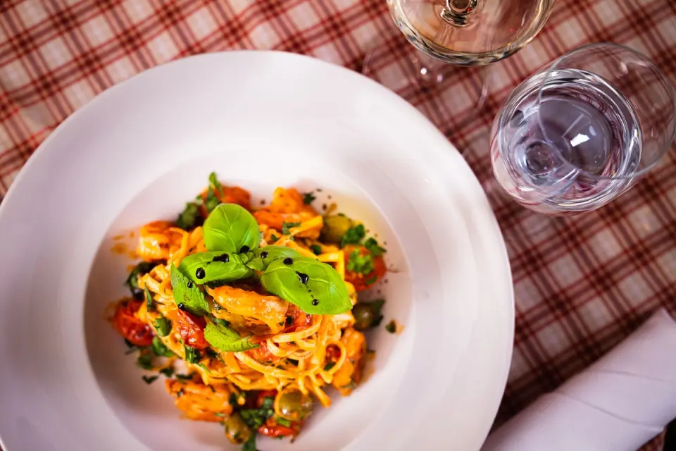 Ansprechend angerichtete Pasta mit Garnelen und Basilikum im Restaurant des Hotel BEI SCHUMANN.