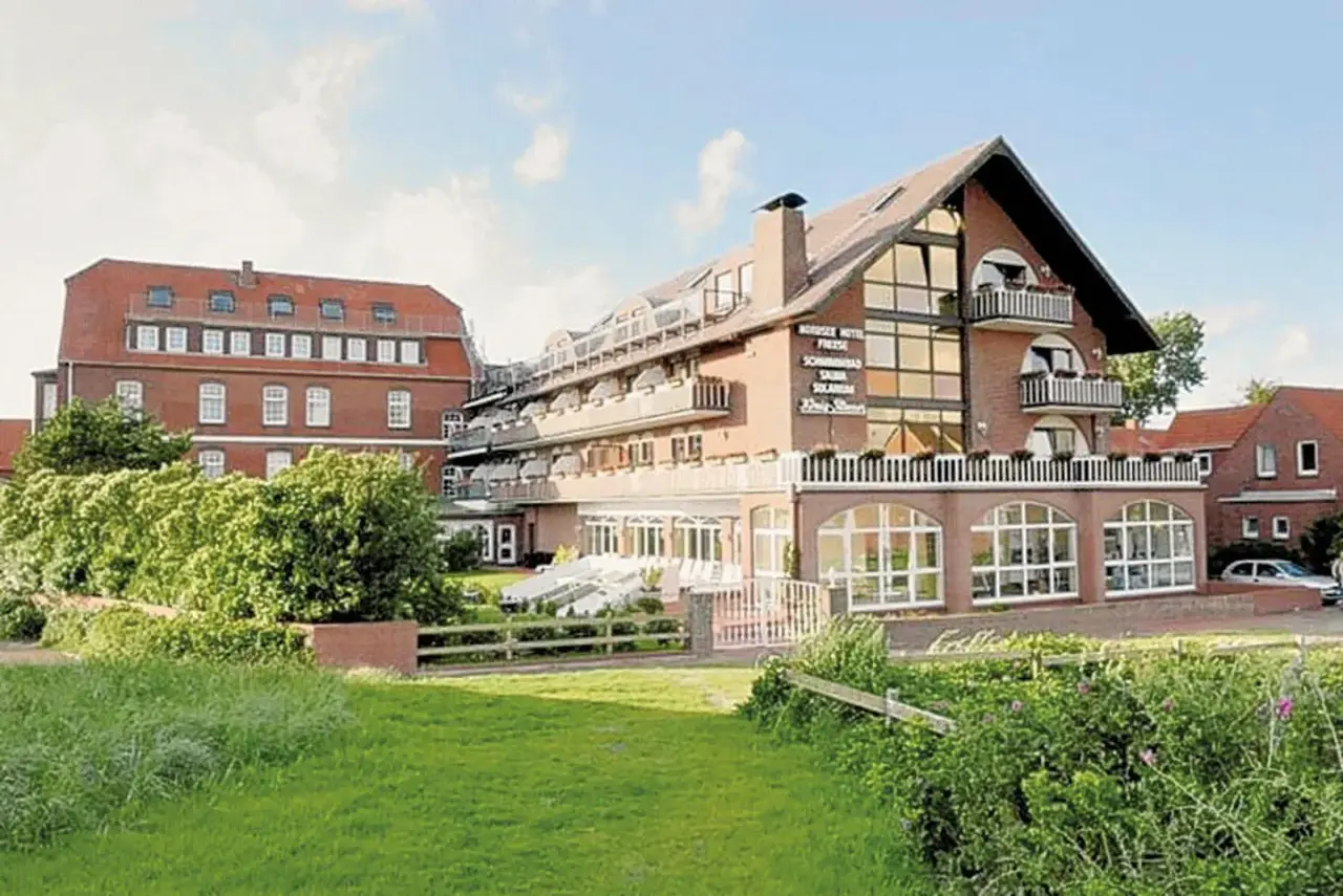 Aussenansicht des Nordseehotel Freese mit Garten. Das Hotel bietet Schwimmbad, Sauna und Solarium.