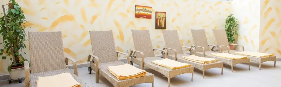 Entspannungsbereich mit bequemen Liegen und warmen Farben im Wellnessbereich des Nordseehotel Freese.