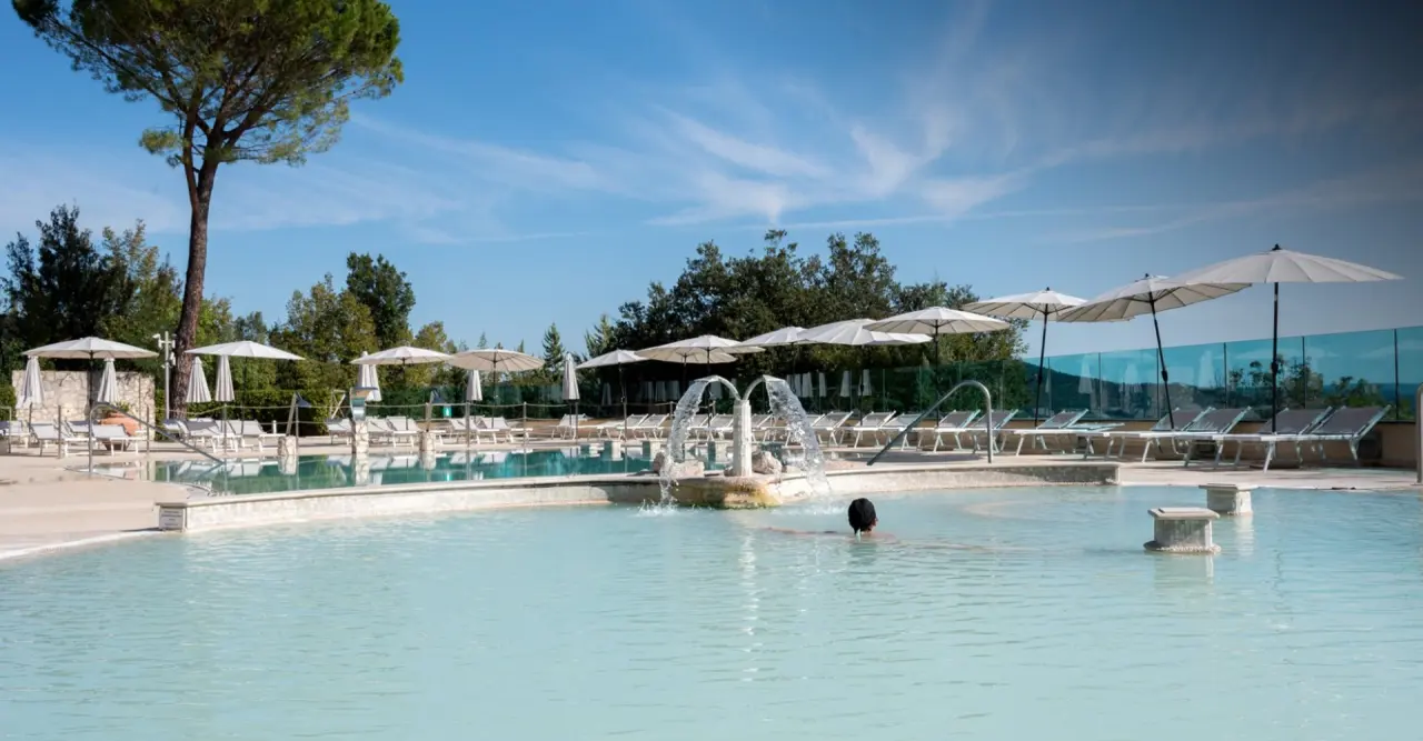 Mercure Petriolo Siena Terme Spa Hotel in Siena – Thermal-Außenpool mit Wasserfontänen | Wellnesshotel Toskana