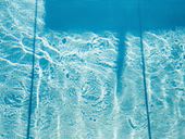 Nahaufnahme von klarem Poolwasser mit Lichtreflexen im Steigenberger Sonnenhof